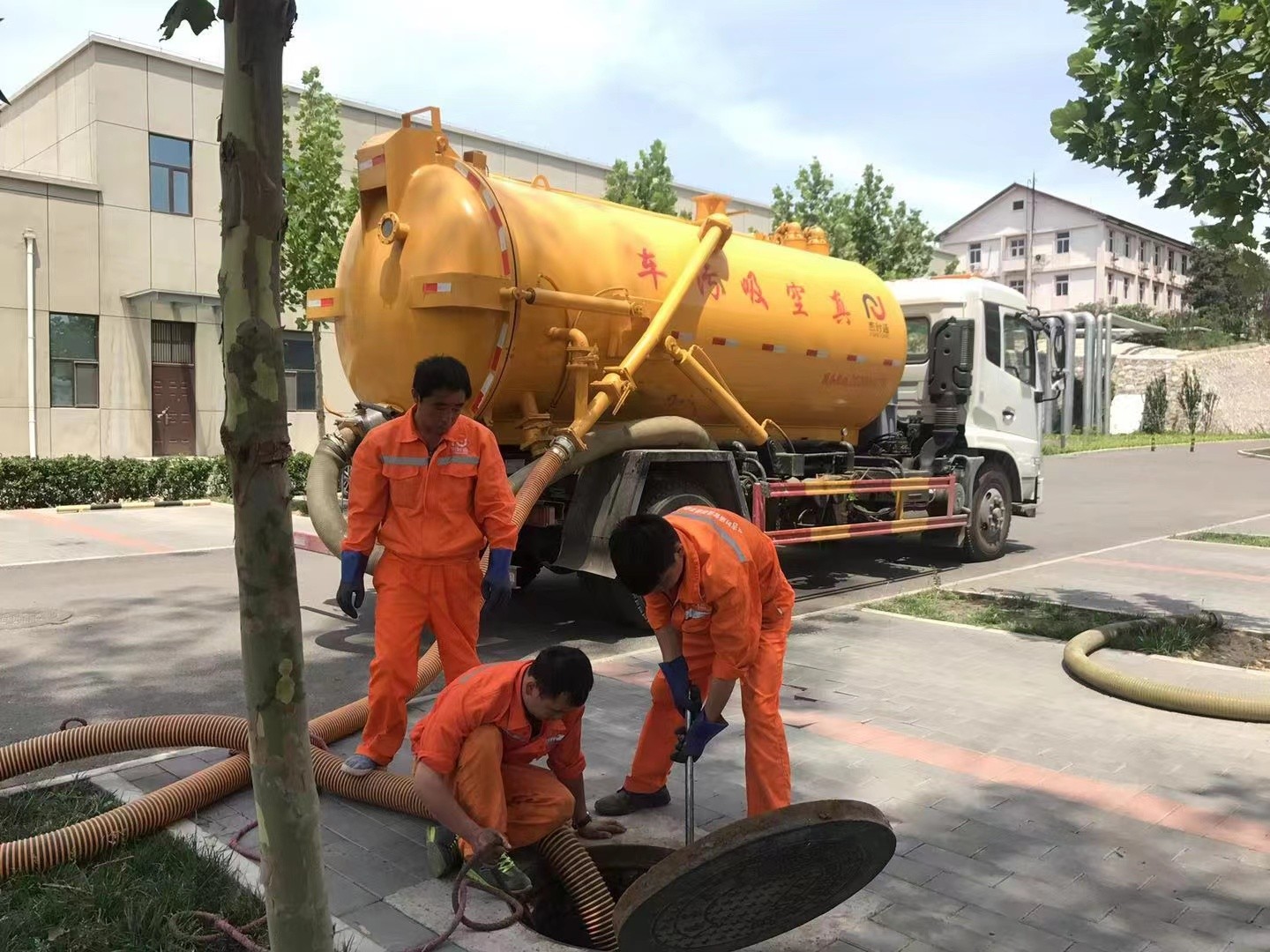 扬子洲管道疏通车停在窨井附近